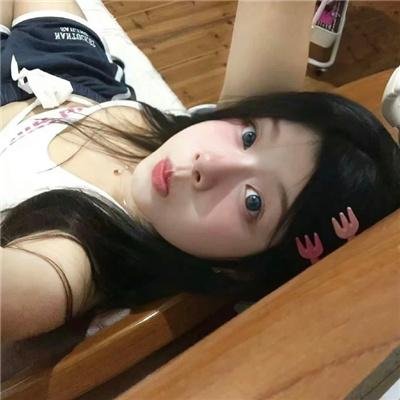 玻璃橱窗中的姑娘